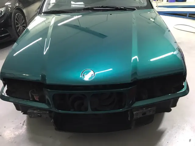 BMW clásico verde metalizado en reparación