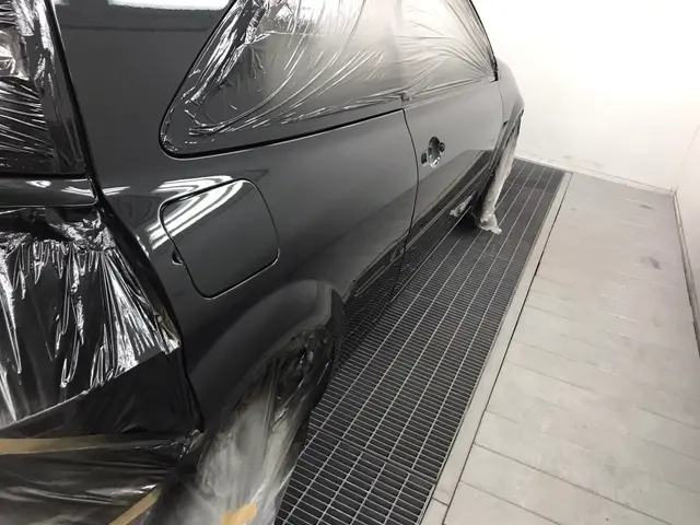 Coche recién pintado en la cabina presurizada
