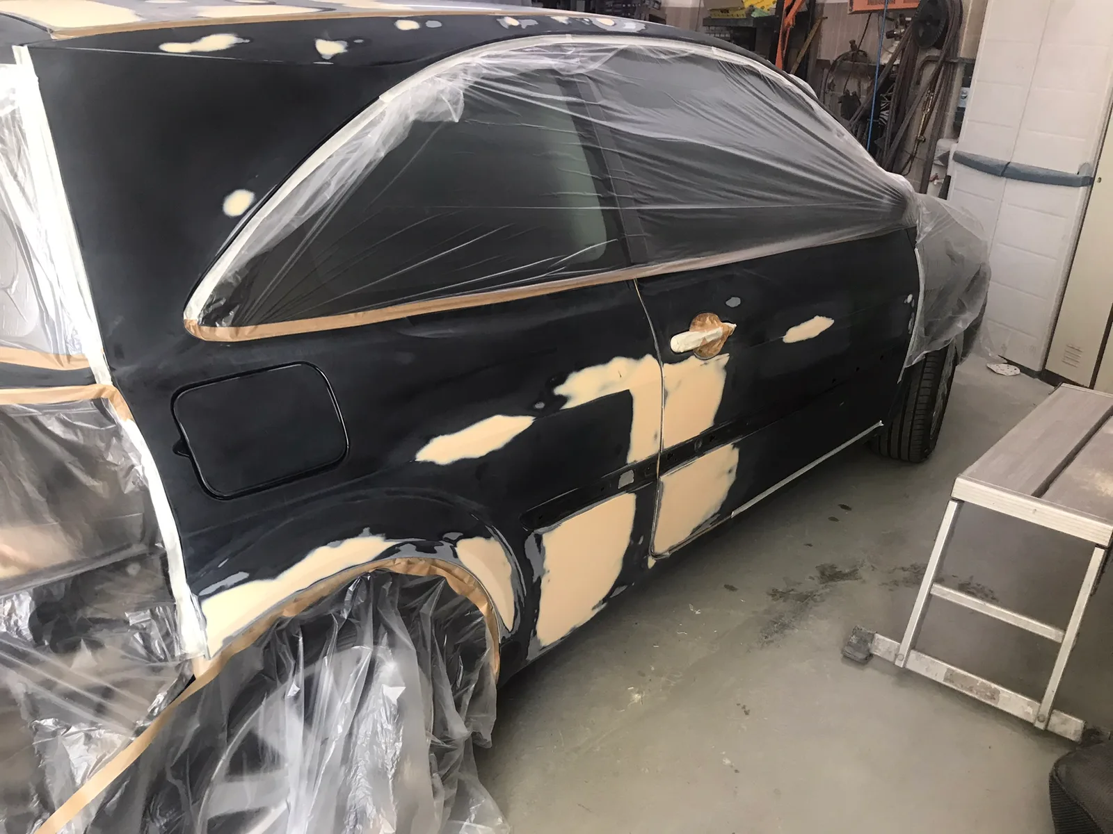 Coche enmascarado y aparejado antes de pintar