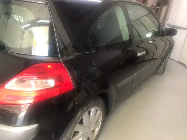 Renault Mégane negro reparado y pulido