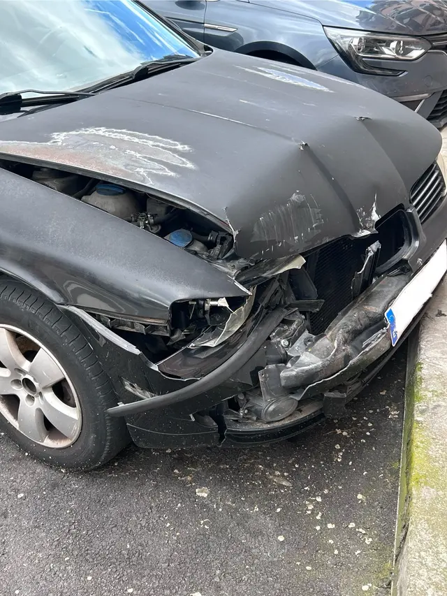Frontal dañado tras un siniestro